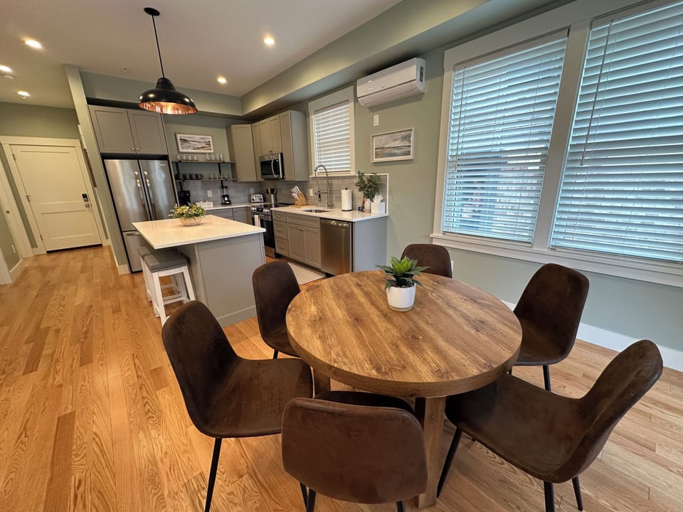 Dining & Kitchen Area