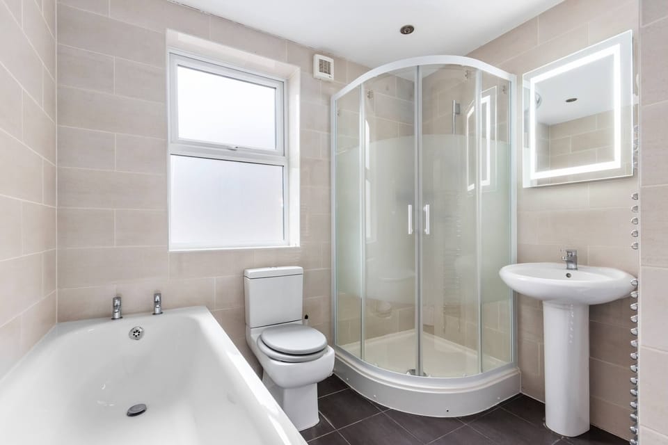 Apartment, 2 Bedrooms | Bathroom | Toilet paper