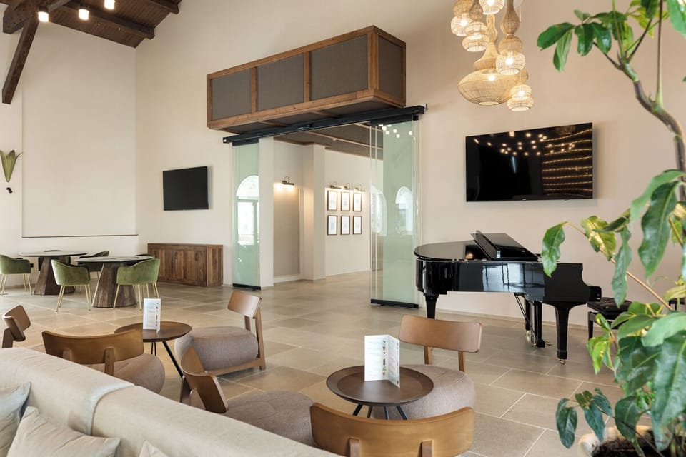 Lobby lounge