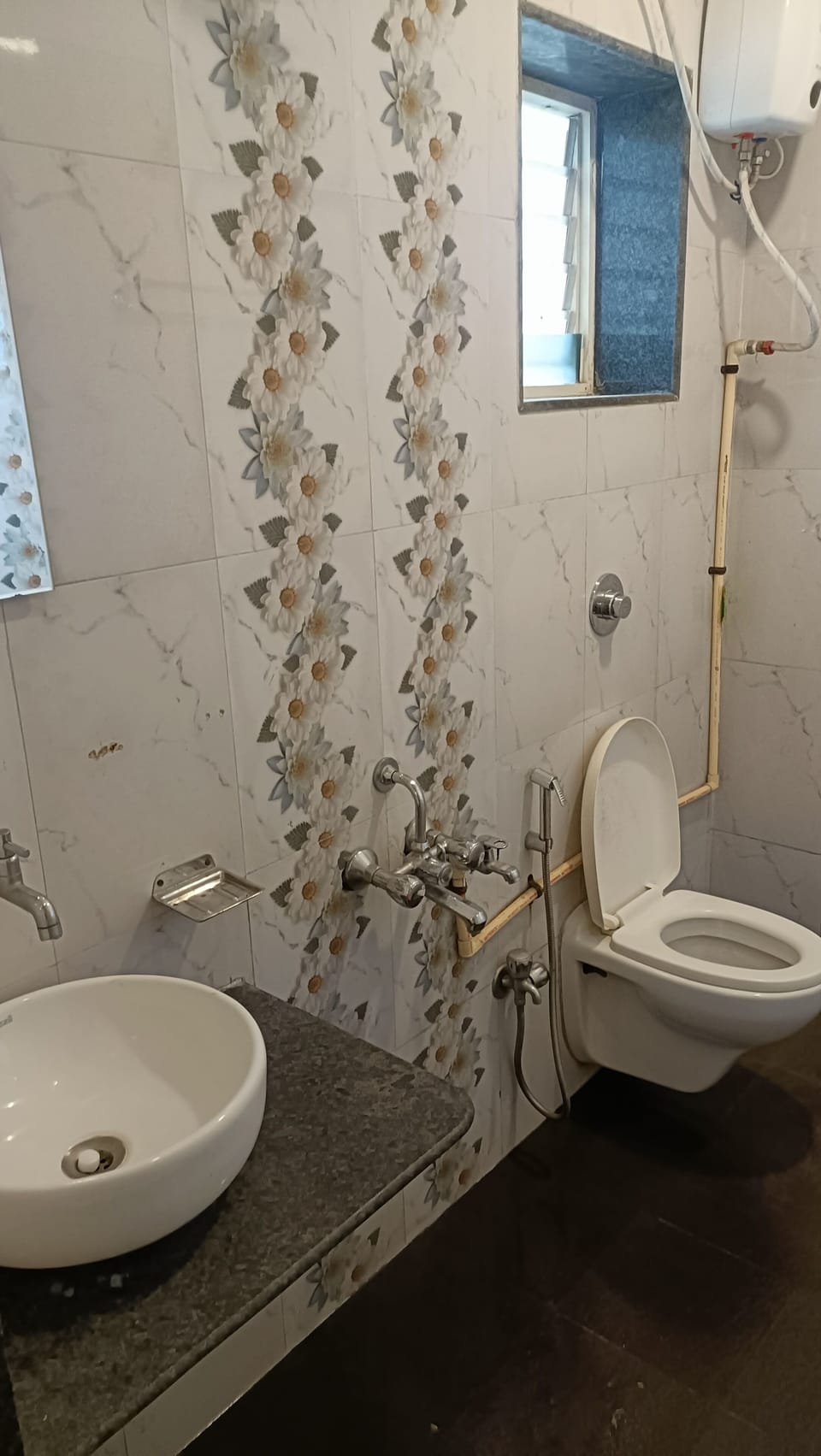 Family Room | Bathroom | Shower, free toiletries, towels, soap