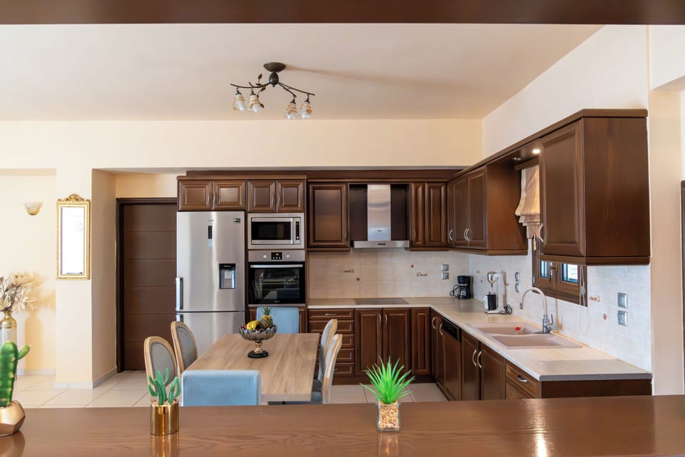 Full-size fridge, microwave, oven, stovetop