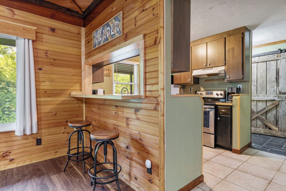 Signature Cabin, 3 Bedrooms, Non Smoking, Kitchen | Private kitchen | Fridge, microwave, oven, stovetop