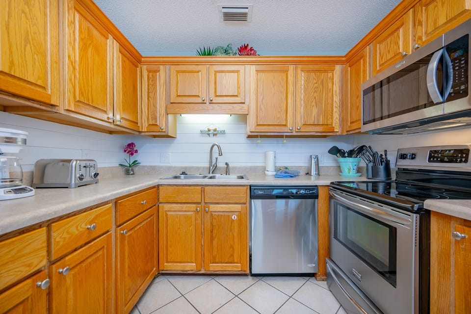 Condo, 1 Bedroom | Private kitchen | Coffee/tea maker, fridge, oven