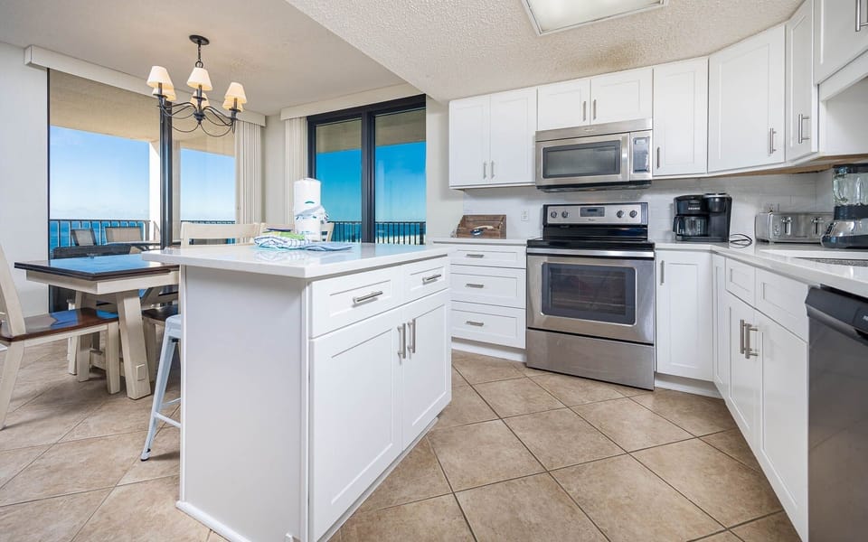 Condo, 3 Bedrooms | Private kitchen | Fridge, oven, coffee/tea maker