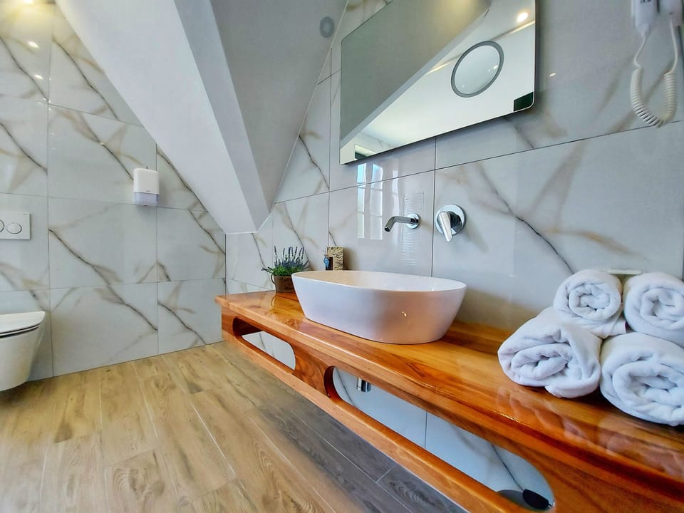Deluxe Triple Room, Garden View | Bathroom