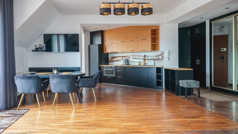 Apartment (D) | Private kitchen | Fridge, stovetop, cookware/dishes/utensils