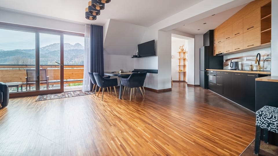 Apartment (D) | Living area | Flat-screen TV, fireplace