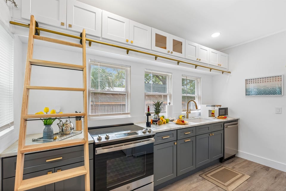 Equipped with high-end appliances, including a full-sized refrigerator, stove, oven, microwave, and dishwasher, you’ll find it simple to prepare a wide range of meals.