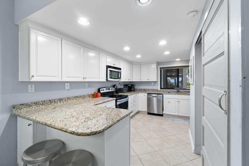 Condo, Multiple Beds (Shipwatch A104) | Private kitchen | Oven, toaster, paper towels
