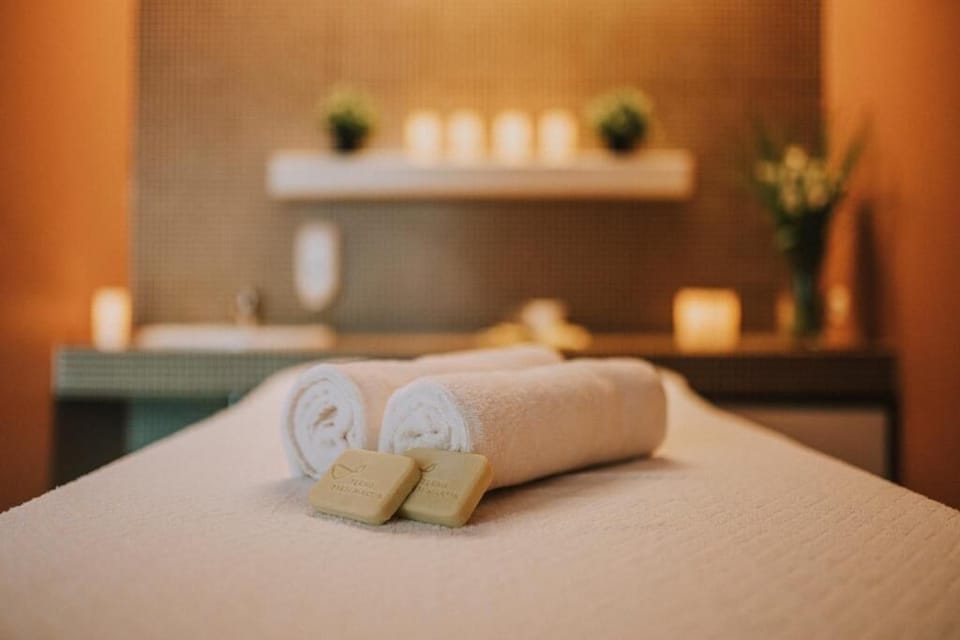 Couples treatment rooms, sauna, hot tub, body treatments, hydrotherapy