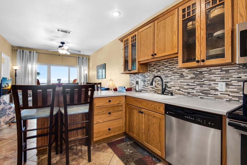 Condo, 2 Queen Beds (Baywatch G5) | Private kitchen | Oven, toaster, spices, reusable coffee/tea filters