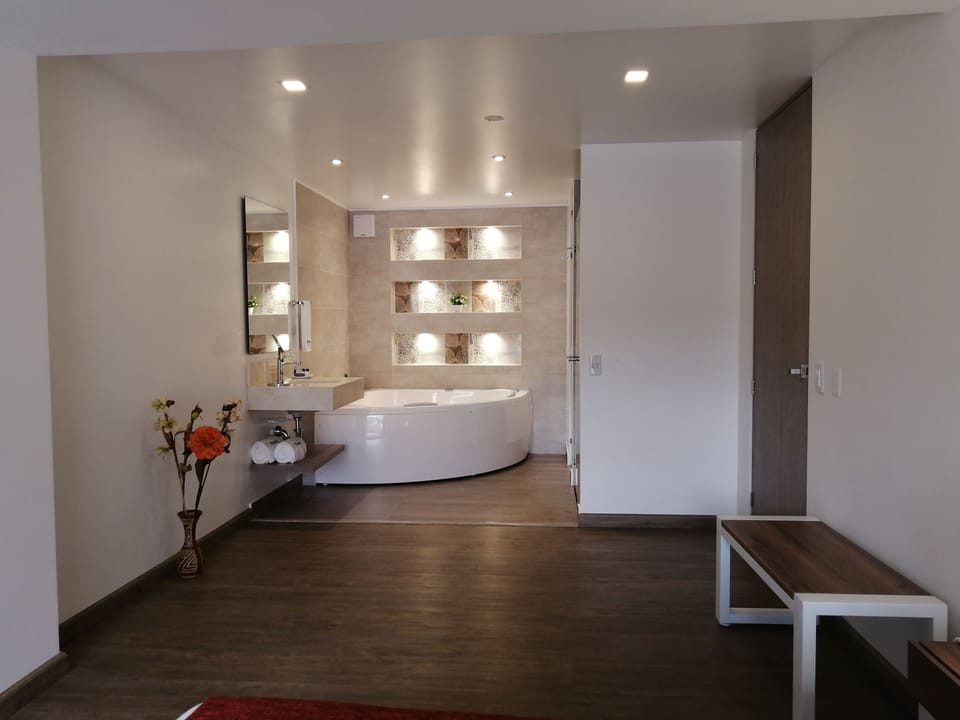Junior Double Room | Bathroom | Shower, towels