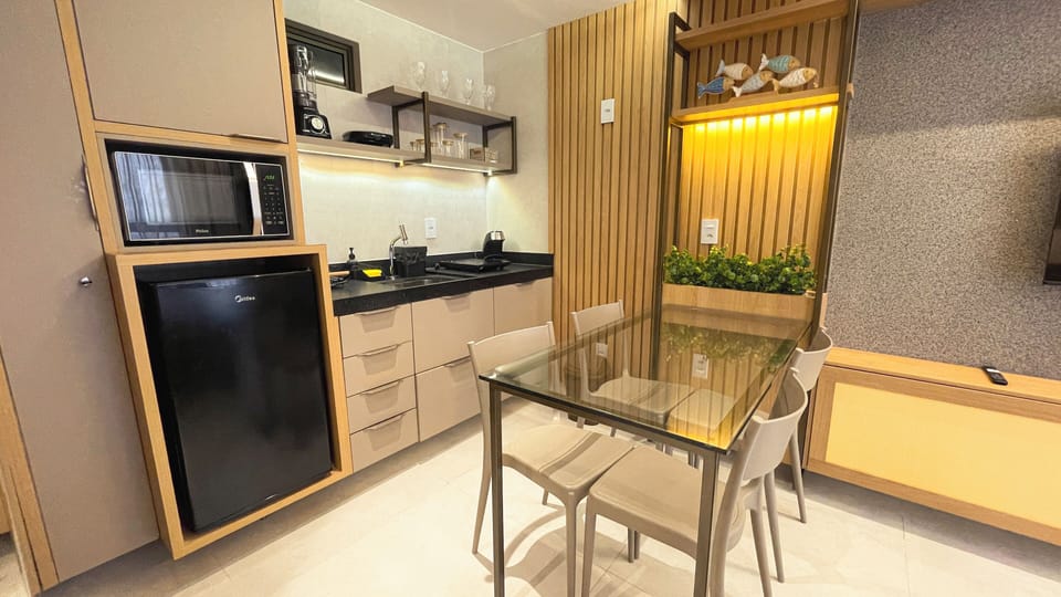 Deluxe Double Room | Private kitchen | Mini-fridge, microwave, cookware/dishes/utensils
