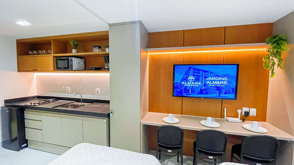 Studio, 1 Queen Bed with Sofa bed | Private kitchen | Mini-fridge, microwave, cookware/dishes/utensils