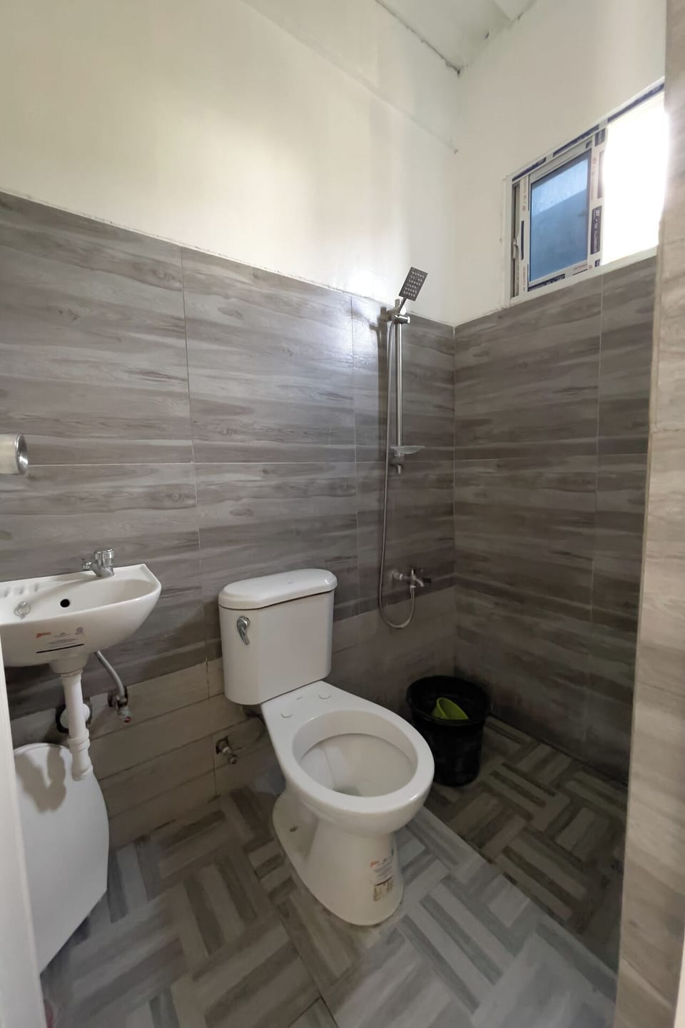 Studio | Bathroom | Shower