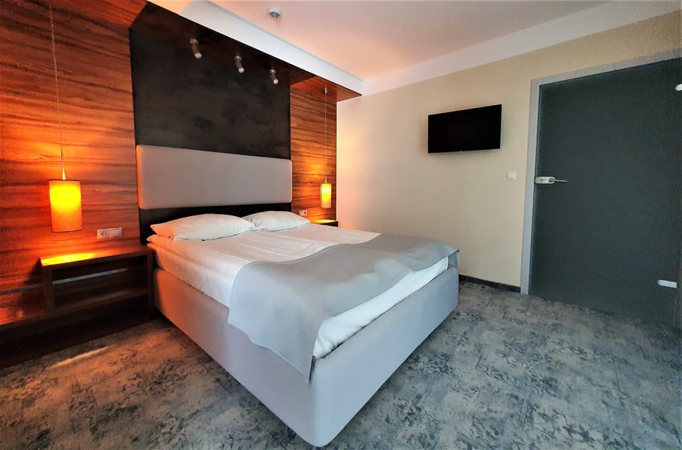 Deluxe Double Room | Desk, laptop workspace, soundproofing, iron/ironing board