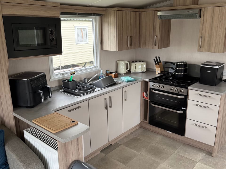 Apartment | Private kitchen | Fridge, microwave, oven, stovetop