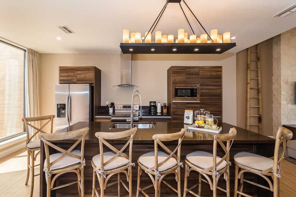 Counter seating for 6 in full kitchen