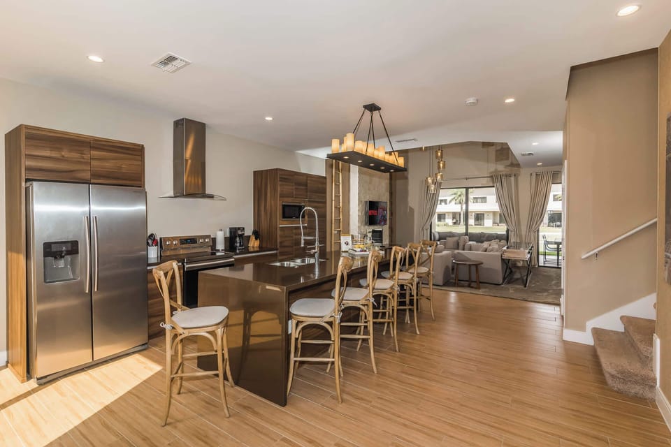Counter seating for 6 in full kitchen
