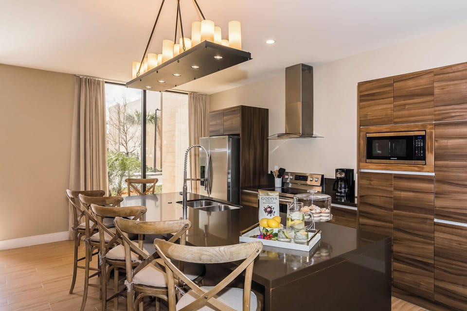 Counter seating for 6 in full kitchen