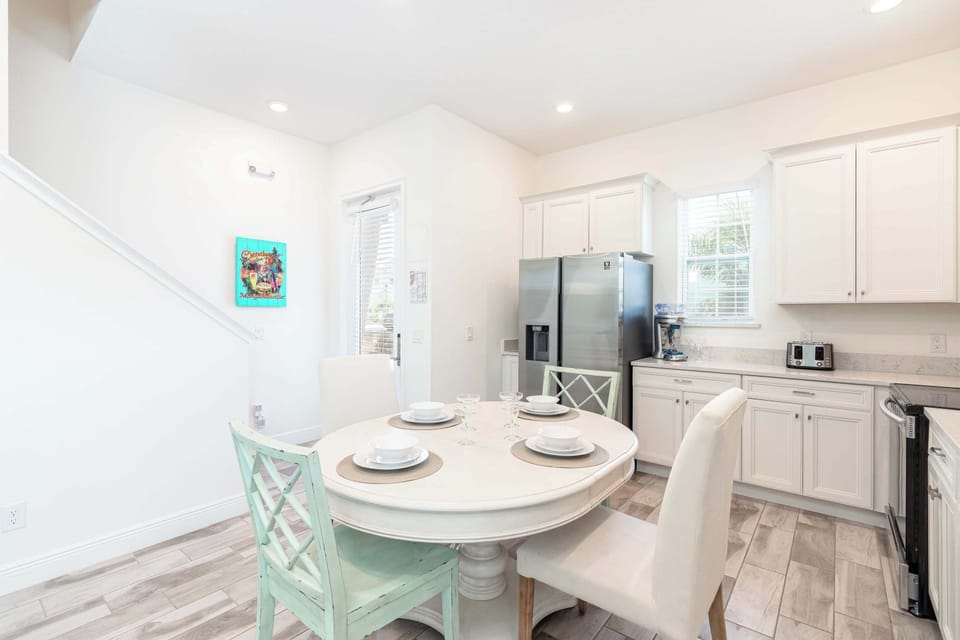 Dining table for 4 in the fully equipped kitchen