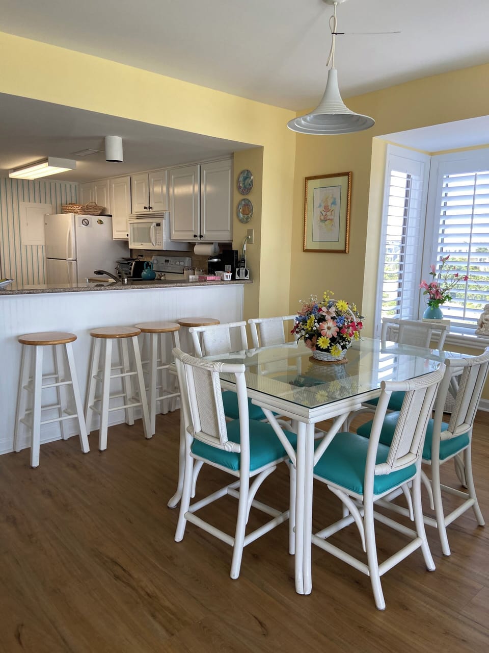 Seating for 6 at the dining table and 4 barstools at the breakfast bar.