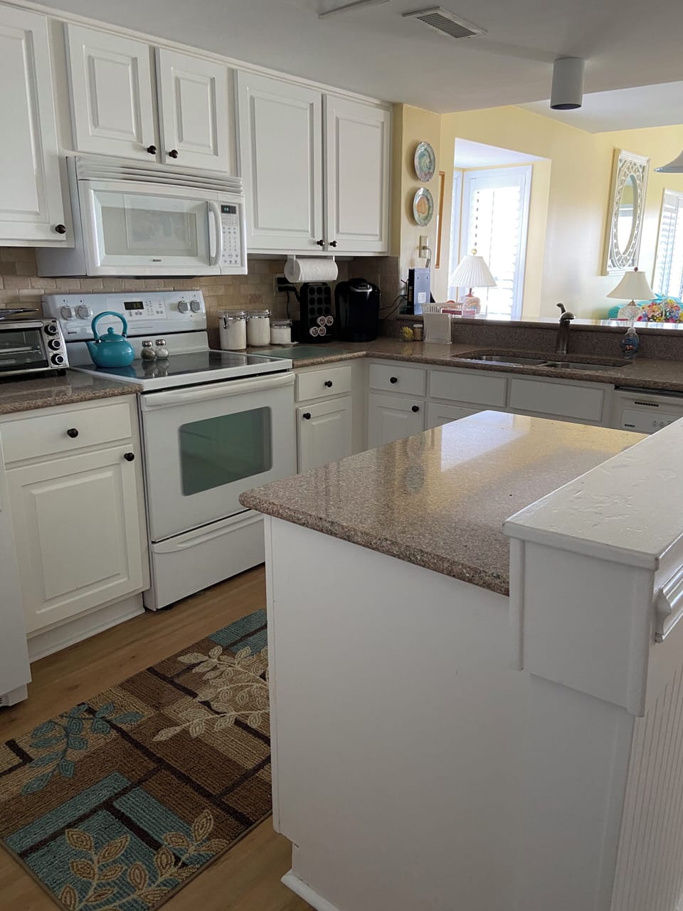 The fully equipped kitchen has plenty of cook/dinnerware for a full cooked meal.