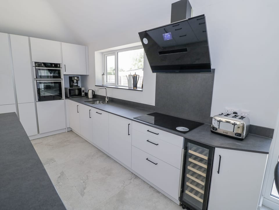 Cottage | Private kitchen | Fridge, microwave, dishwasher, toaster