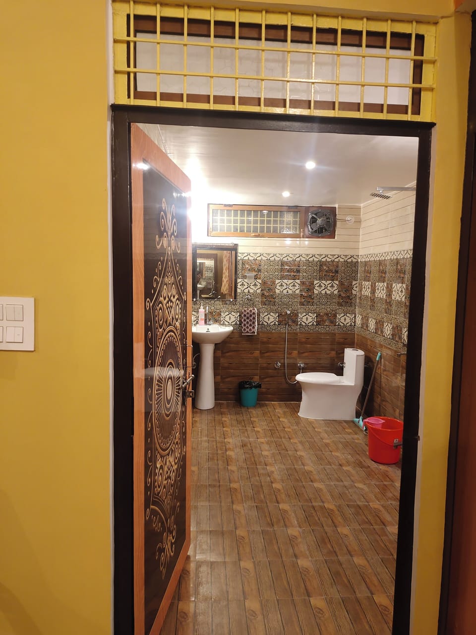 Superior Suite, Balcony, City View | Bathroom | Shower, free toiletries, slippers, towels