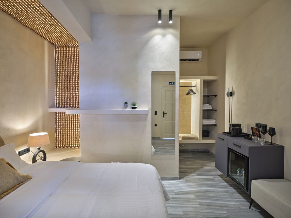 Double Room, 1 King Bed, Sea View | In-room safe, desk, laptop workspace, iron/ironing board