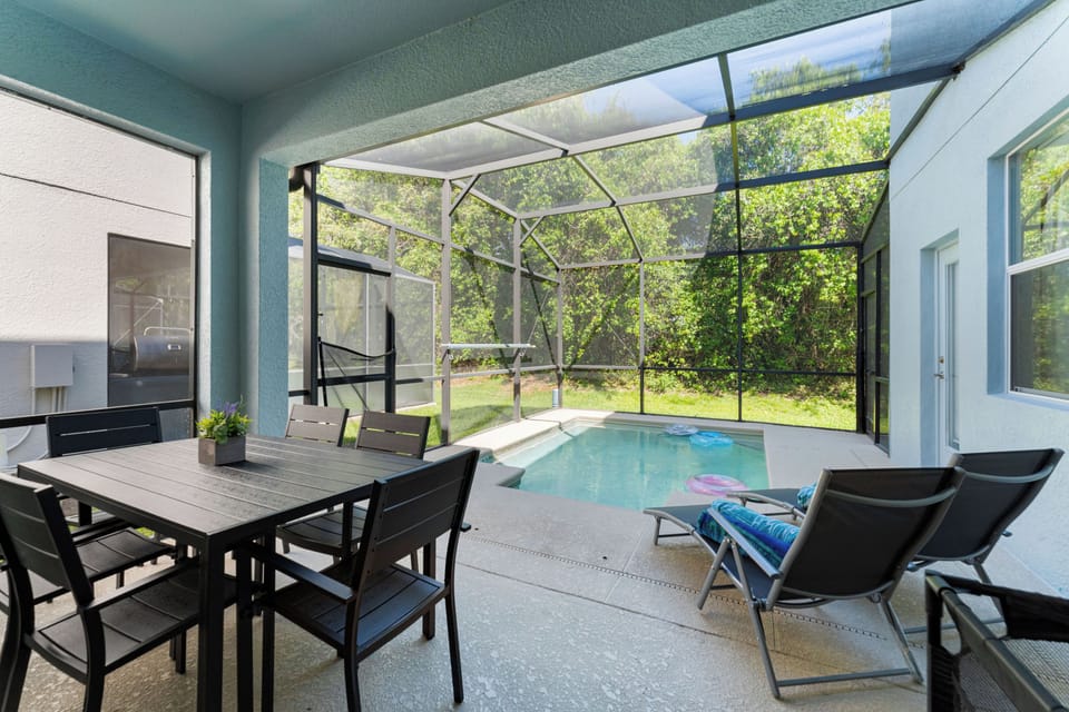 Private Backyard Pool (1)