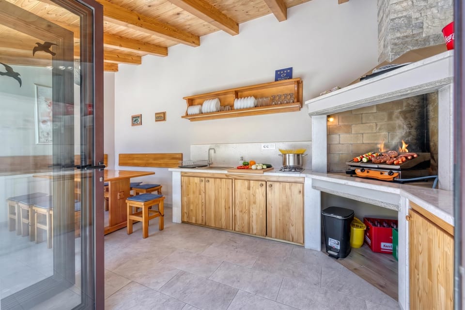 Outdoor kitchen