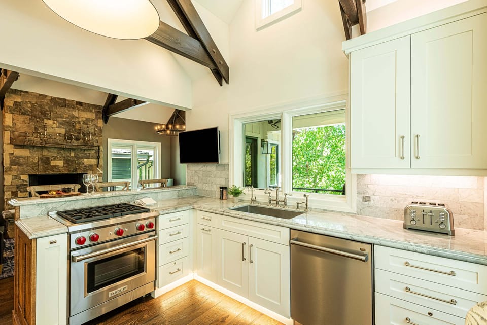 Fully Equipped Kitchen with Filtered Water, TV, Breakfast Nook & Bar Seating