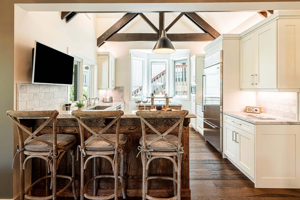 Fully Equipped Kitchen with Filtered Water, TV, Breakfast Nook & Bar Seating