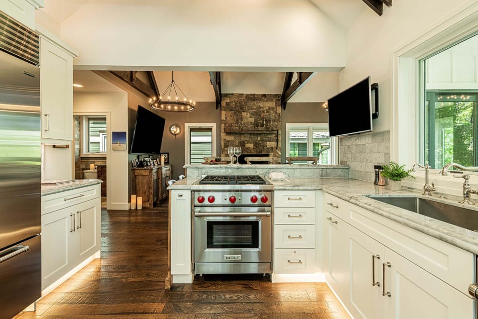 Fully Equipped Kitchen with Filtered Water, TV, Breakfast Nook & Bar Seating