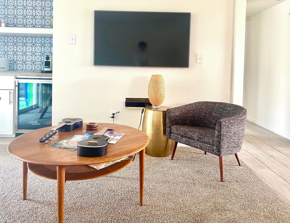 SmartTV has Netflix, Prime Video, AppleTV, TikTok, YouTube and live TV.