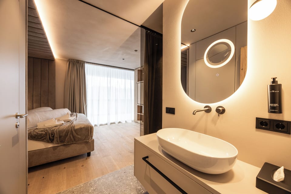Deep soaking tub, hair dryer, bidet, towels