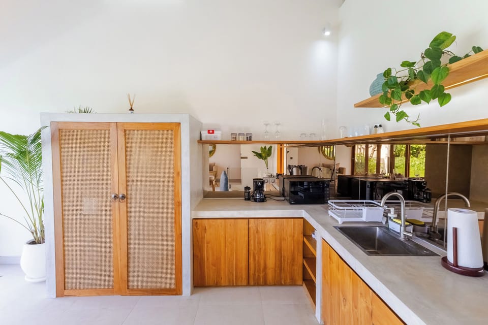 Full-size fridge, microwave, stovetop, cookware/dishes/utensils