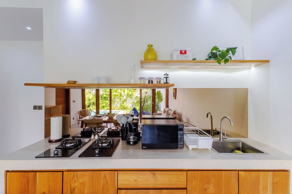 Full-size fridge, microwave, stovetop, cookware/dishes/utensils