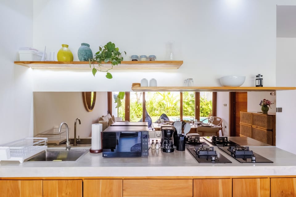 Full-size fridge, microwave, oven, stovetop