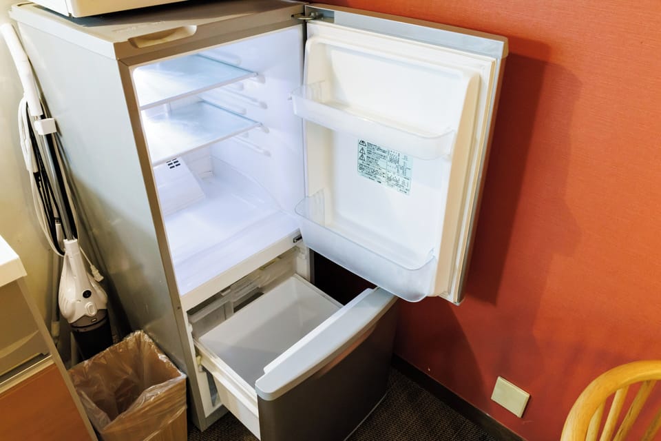 Fridge, microwave, stovetop, cookware/dishes/utensils