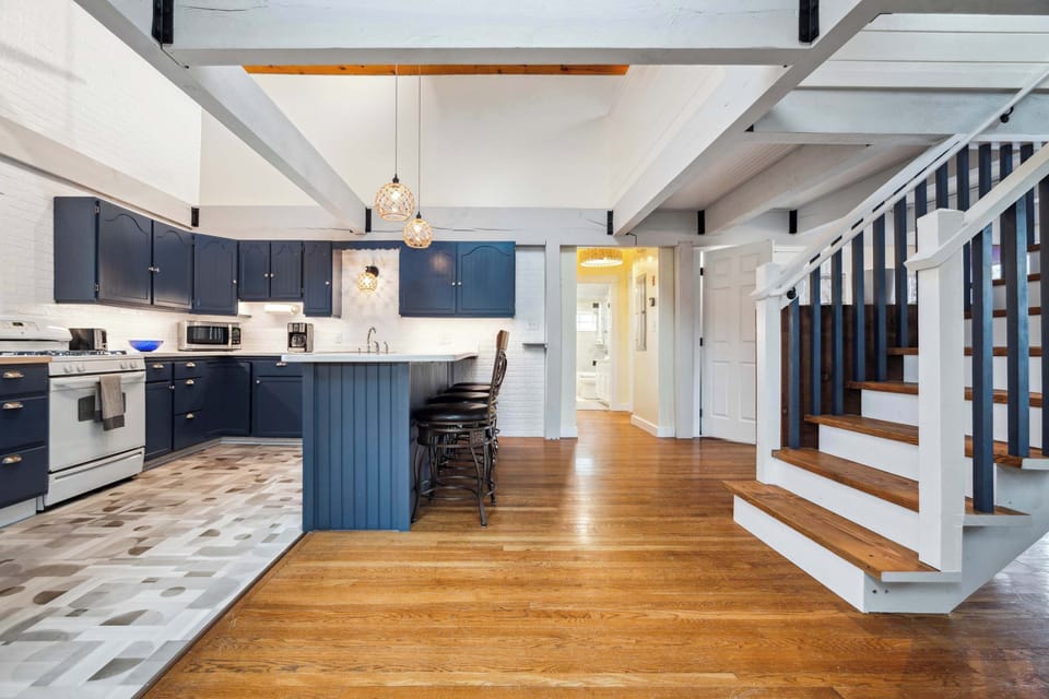 Fully equipped kitchen with island seating for 4 
