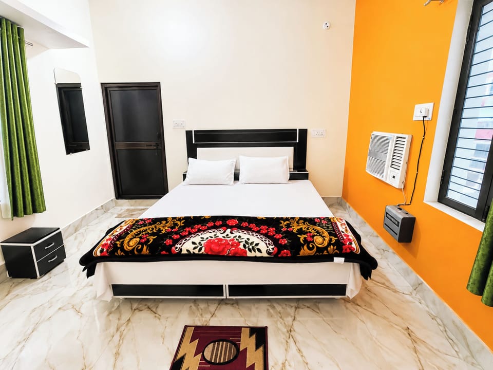 Deluxe Double Room, Air conditioning | Hypo-allergenic bedding, desk, soundproofing, free WiFi