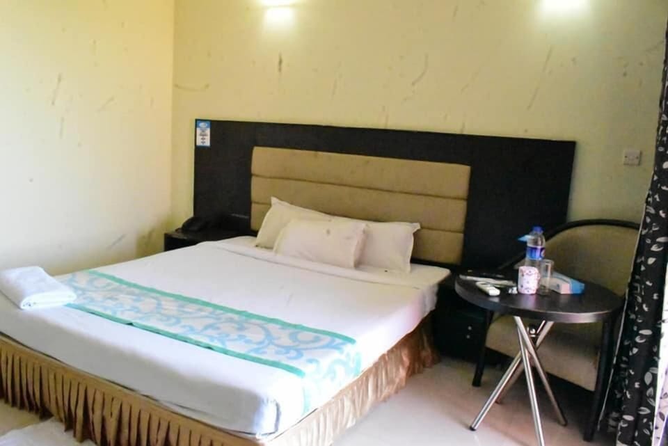 In-room safe, desk, laptop workspace, soundproofing