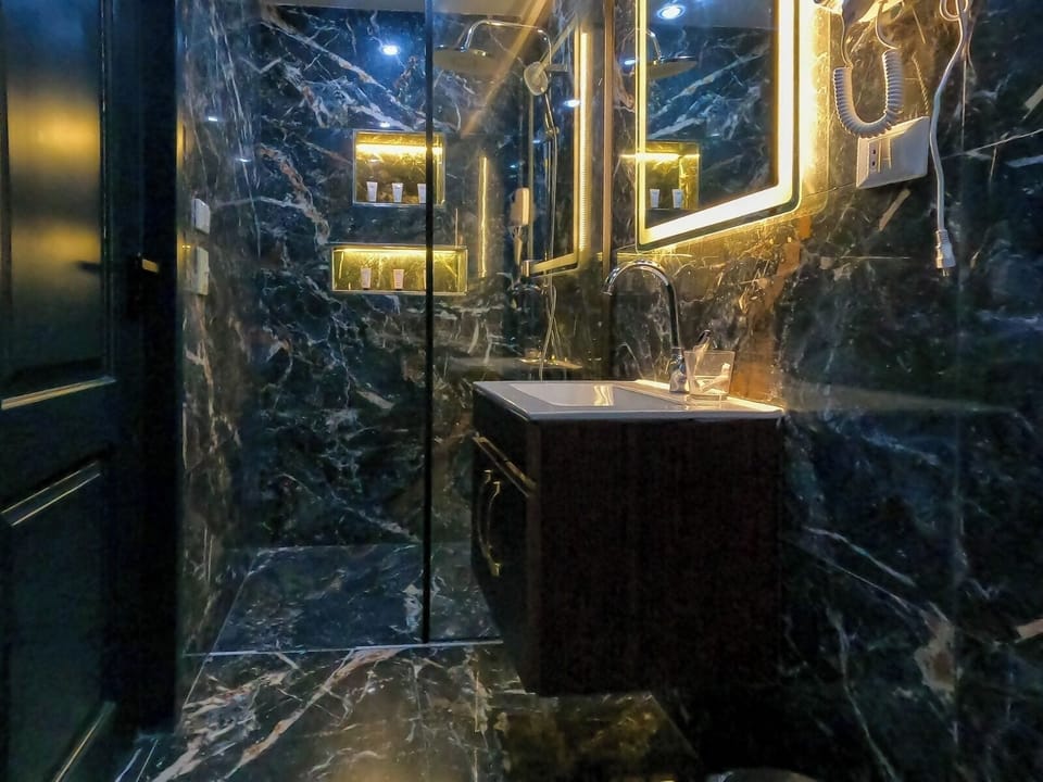 Deluxe Triple Room | Bathroom | Shower, free toiletries, hair dryer, towels