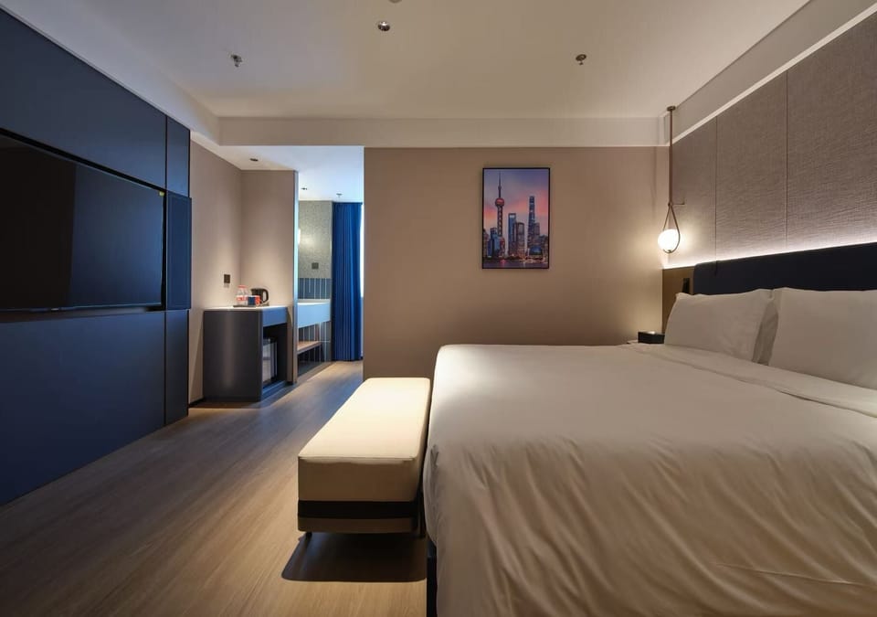 Bund Landscape Executive King Room | Hypo-allergenic bedding, down comforters, memory foam beds, free minibar