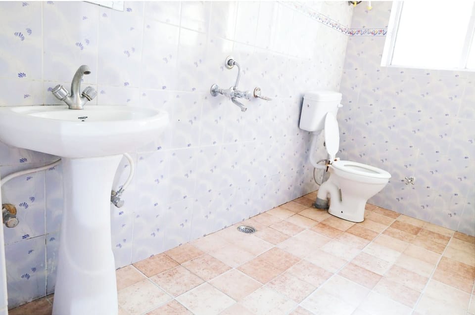 Shower, rainfall showerhead, free toiletries, slippers