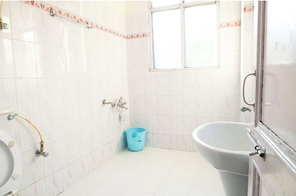 Superior Double Room, City View | Bathroom | Shower, rainfall showerhead, free toiletries, slippers