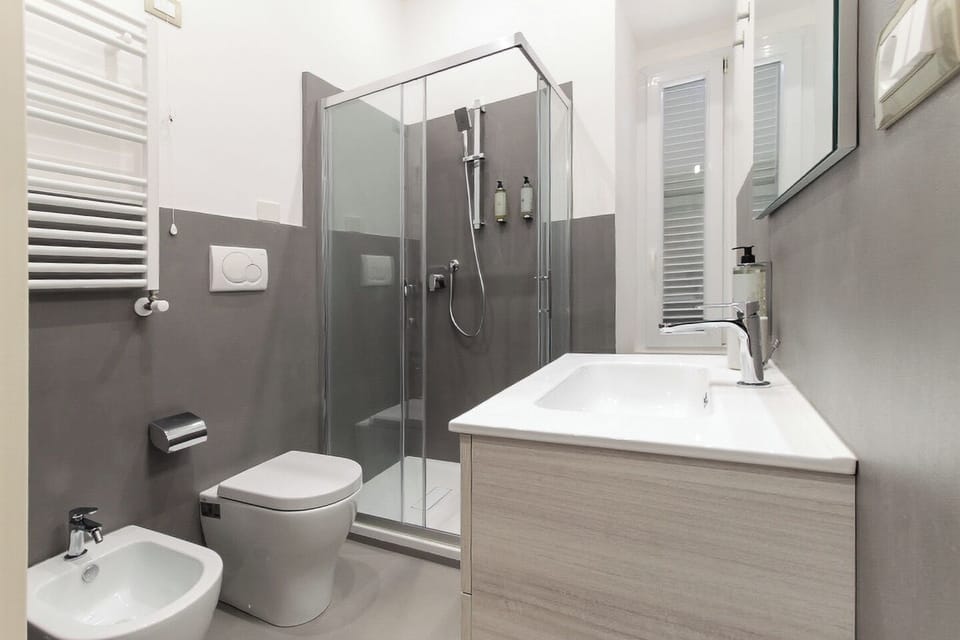 Deluxe Double or Twin Room | Bathroom | Shower, towels
