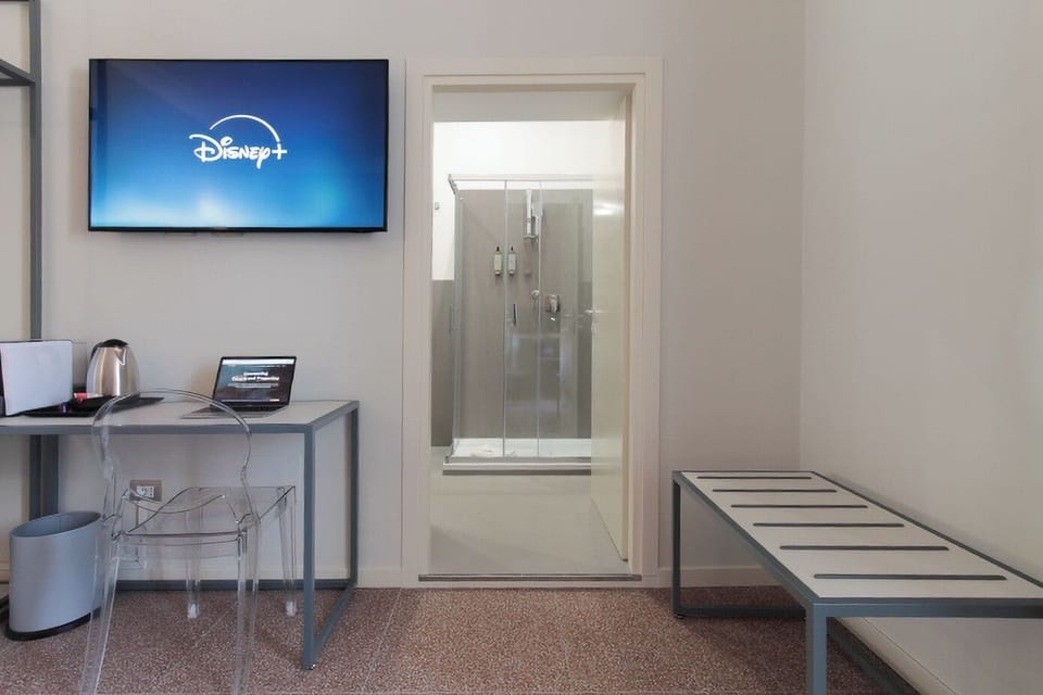 Deluxe Double or Twin Room | In-room safe, cribs (free), WiFi (free), bed sheets